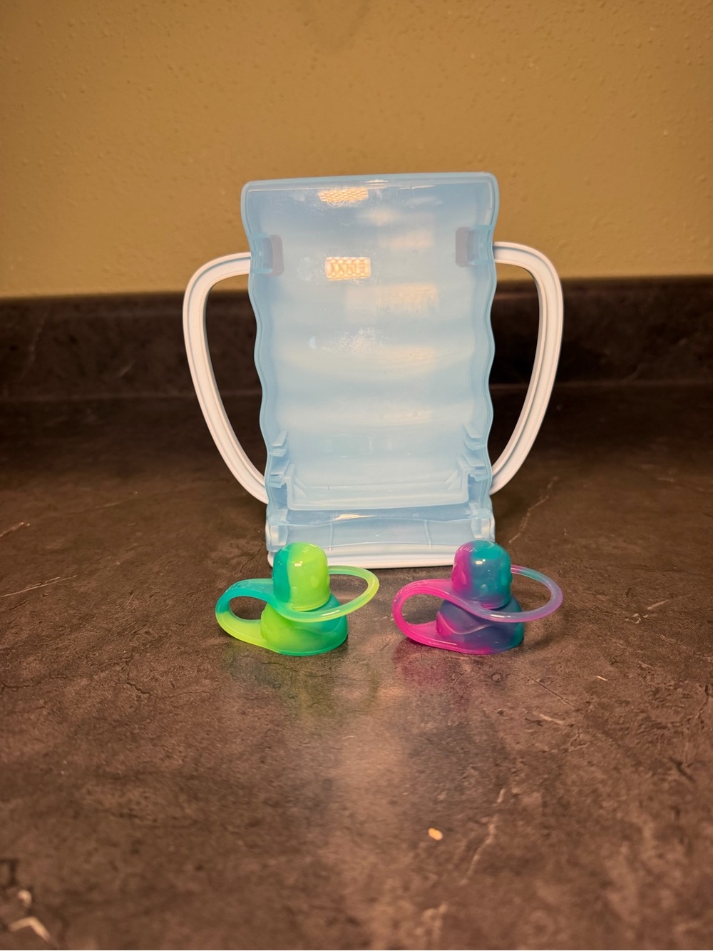Drink Pouch holder Blue Plastic/set of 2 Food Pouch stopper silicone pink/green
